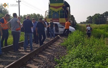 Под Львовом поезд протаранил авто, есть жертвы