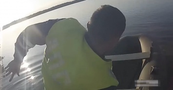Инспекторы догнали пьяного водителя на лодке с веслами (видео)