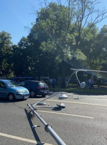 В центре Бухареста аварийно приземлился американский военный вертолет, сбивший на своем пути фонарные столбы