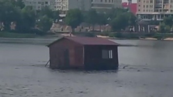 В Киеве по реке "дрейфовал" дом (видео)