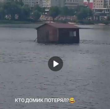 Загадочный домик дрейфует по Днепру в Киеве (ВИДЕО)