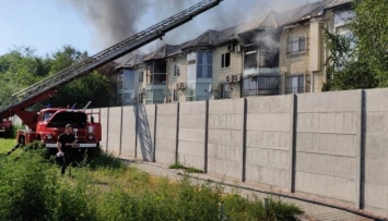 В Мелитополе пылает жилой дом в коттеджном городке