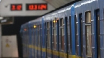 Поезд перерезал пополам: в метро Киева погиб парень