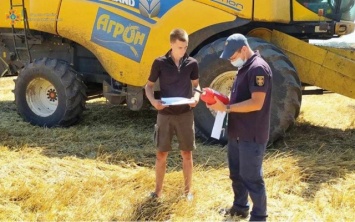 Спасатели Херсонщины напомнили аграриям о соблюдении правил пожарной безопасности на время сенокоса