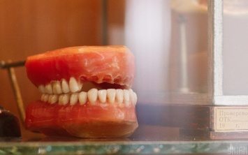 Женщина проникла в стоматологический кабинет и вырвала пациенту 13 зубов