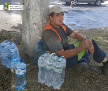 "Бутылка воды": херсонец начал флешмоб помощи коммунальщикам