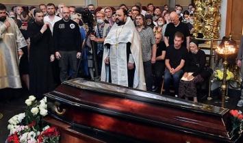 Веселился, шутил и смеялся: Дмитрий Дюжев некрасиво повел себя на похоронах Петра Мамонова