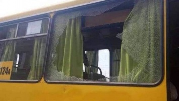 В Днепре на Центральном мосту неизвестные расстреляли окно автобуса