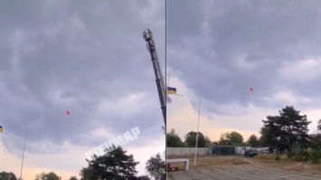 В Киеве перевернулся катер с парашютистом в воздухе: мужчину унесло ветром (видео)