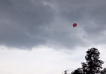 Двойной экстрим: на Оболони мужчину на парашюте унесло ветром в небо