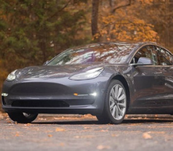 Tesla ввела платную подписку на автопилот
