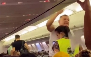 На рейсе Одесса - Анталья высадили пассажира, который отказался надевать маску
