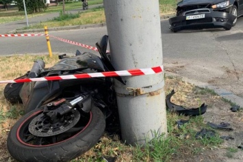 В Киеве маршрутка без водителя вылетела на тротуар, а мотоциклист врезался в столб