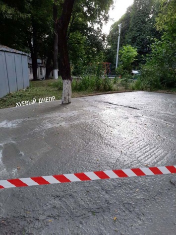 Во дворе днепровской многоєтажки залили в бетон даже деревья (ФОТО)