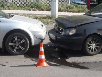 В Мариуполе лоб в лоб столкнулись два автомобиля, - ФОТО