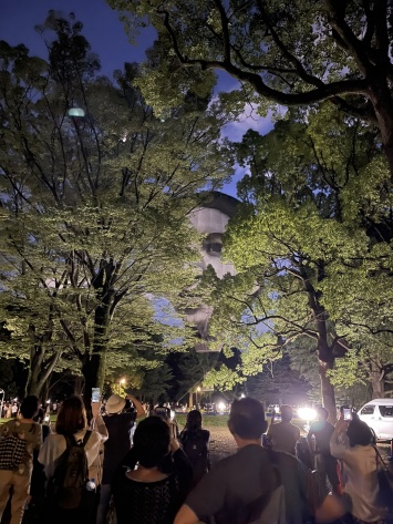 Над Токио целый день летала гигантская голова. Ее создавали для Олимпиады в течение трех лет. Видео
