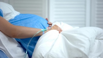 Страшные головные боли и нарушения зрения: в Днепре в больнице Мечникова спасли беременную женщину с гигантской аневризмой