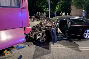 Ночное столкновение: трое криворожан оказались в больнице после аварии "Volkswagen" и автобуса