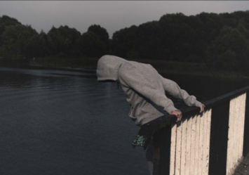 Из-за неразделенной любви: в Днепре 27-летний парень хотел спрыгнуть с Нового моста (ВИДЕО)