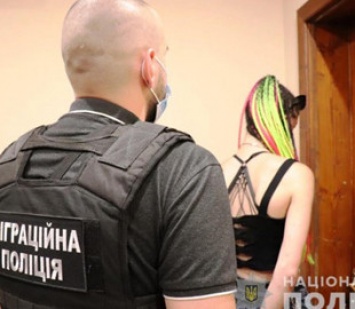 Жительница Ужгорода занималась распространением детской порнографии и шантажом. Появилось видео