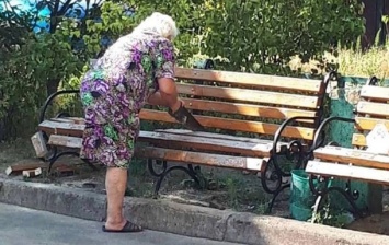 В Киеве бабушка распилила лавочку под домом, чтобы под окнами не шумели