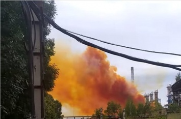 На заводе "Ривнеазот" произошел взрыв, в небо поднялась огромная оранжевая туча (видео)
