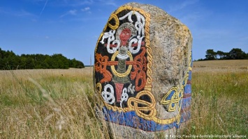 Парк валунов в Хенцендорфе: чем украшены каменные глыбы? (фото)
