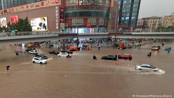 В Китае наводнение разрушило плотину