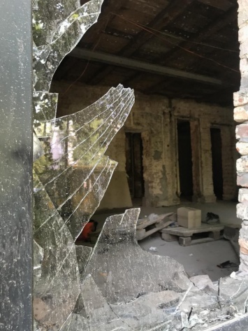 Взрыв на Яворницкого: в здании находился офис известного политика