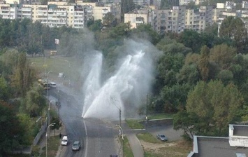 Киеву мало воды с неба, его поливают из прорванных труб (ВИДЕО)