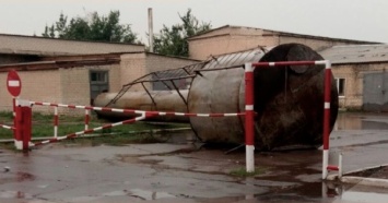 Снес крыши, деревья и водонапорную башню: по Донецкой и Луганской областям прошел ураган