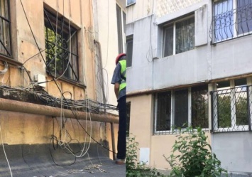 В Симферополе начали очищать фасады от «паутины проводов»