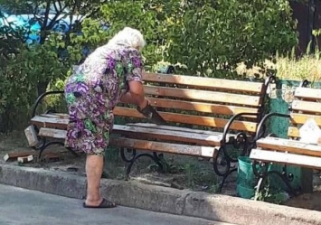 На Дарнице пожилая женщина спилила доски со скамейки: продолжение истории