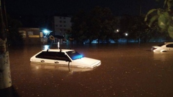 В Одессе мощное наводнение парализовало жизнь города (видео)
