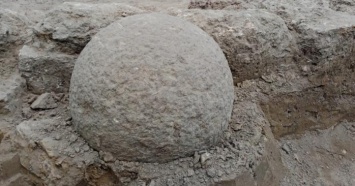 Каменнное артиллерийское ядро нашли при раскопках на Одесчине (ФОТО)