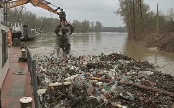 Тонны мусора плывут из Карпат в ЕС (ВИДЕО)