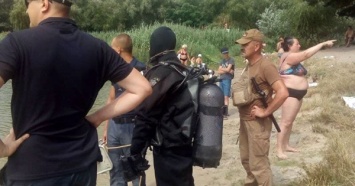 В Киеве водолазы искали женщину до тех пор, пока она не подошла к ним и не поинтересовалась, что случилось