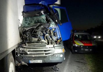 Смертельное ДТП: на трассе Днепр-Запорожье столкнулись два грузовика и легковушка