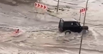 Житель Тамбова прокатился по воде на тюбинге, прицепившись к машине (видео)