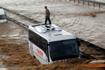 В результате экстремальных дождей в Турции затоплены целые города