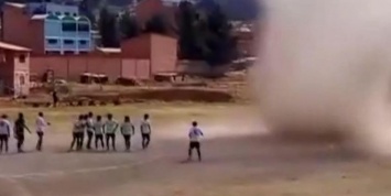 Смерч едва не унес игроков футбольного матча в Боливии