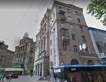Киевляне обеспокоены возникновением второй надстройки на доме, фасад которого выходит на Майдан