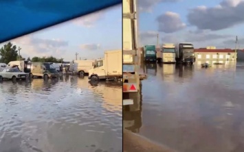 Крупнейший аграрный рынок Херсонщины утонул в дождевой воде