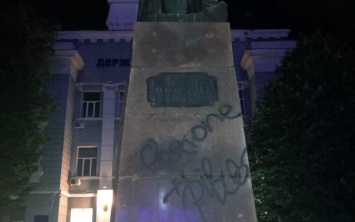 В центре Херсона женщина с баллончиком разрисовала памятник Ушакову