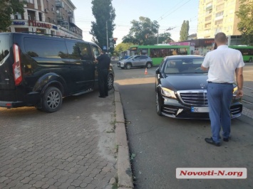 В центре Николаева на перекрестке у водителя иномарки отобрали $85 тыс