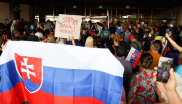 В Словакии противники вакцинации пытались штурмовать парламент