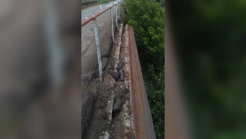 В Марганце рушится мост через реку Закаменка