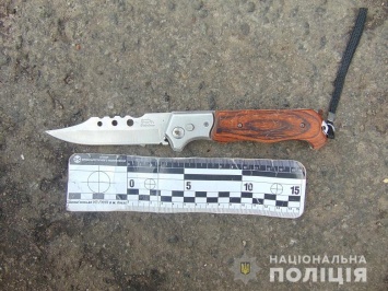 В Киеве последи улицы мужчина изрезал себе ножом живот и руки