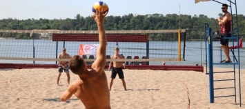 В Запорожье жаркие баталии по волейболу разгорелись на городском пляже