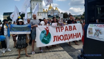 Без масок и дистанции: в Киеве протестовали из-за карантина